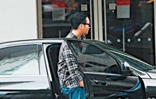 Chilam Cheung Appears Anxious When Spotted with Large Amount of Cash ...