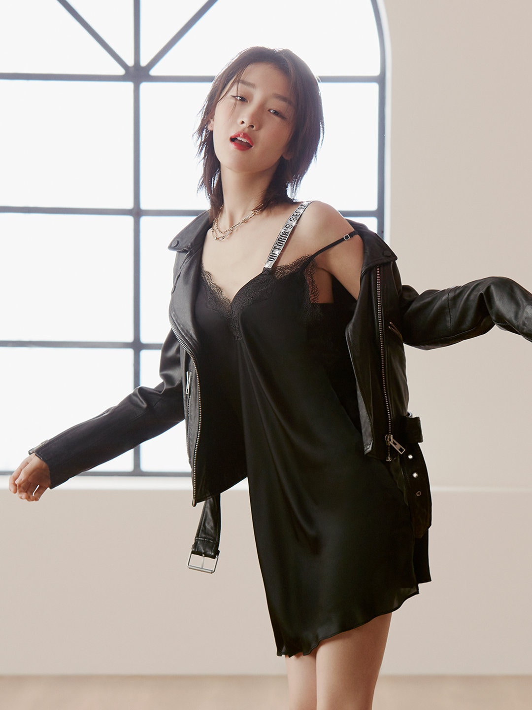 Actress Zhou Dongyu releases fashion photos[1]