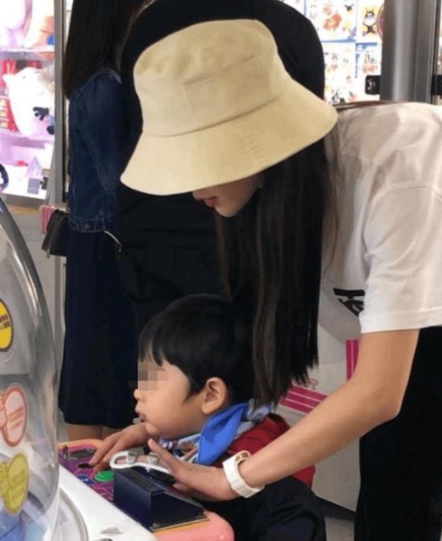 Angelababy Goes On Vacation With Son